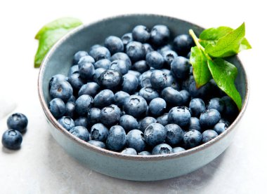 Tarafsız arka planda yabanmersini. Vejetaryen ve vejetaryen kavramı. Üst görünüm, alanı kopyala