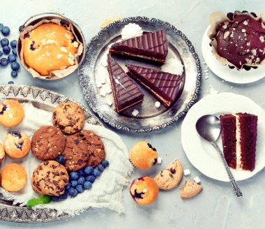 Çerezlerle dolu bir tatlı masası. Çikolata. Kutlama konsepti. Üst manzara, düz uzanma