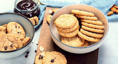 Hafif arka planda yulaf kurabiyeleri. Ev yapımı gıda konsepti. 