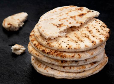 Koyu bir arka planda izole edilmiş Pita ekmeği. Geleneksel ve tipik Arap yemekleri.. 