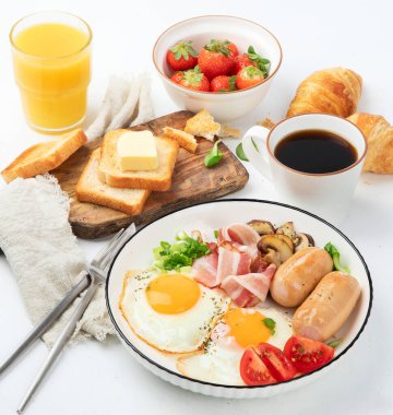 İngiliz kahvaltısı, kızarmış yumurta, sosis, pastırma ve tost. 