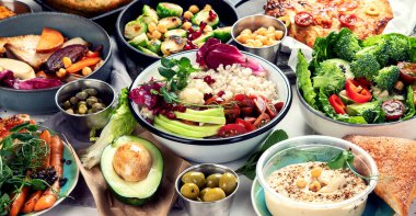 Gri masada vejetaryen ve çeşitli vejetaryen yemekleri. Vitaminli, lifli ve antioksidanlı sağlıklı gıda konsepti. T