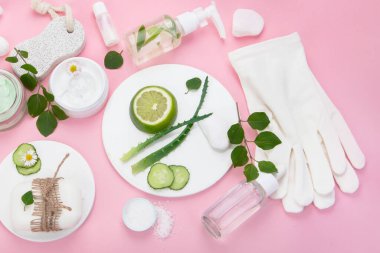 Pembe arka planda yüz ve vücut bakım ürünleri. Doğal kozmetikler. Üst görünüm.