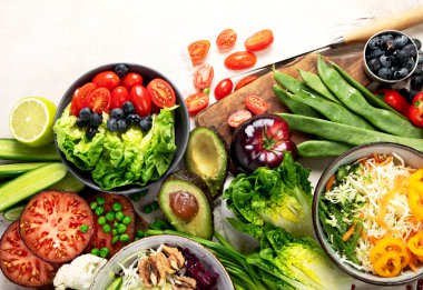 Sebze salatası için malzemeler. Lezzetli sağlıklı yiyecekler. Vejetaryen konsepti. Hafif bir arkaplanda, üst görünümde