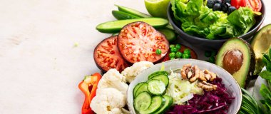 Sebze salatası için malzemeler. Lezzetli sağlıklı yiyecekler. Vejetaryen konsepti. Hafif bir arka planda, üst görünümde. Kopyalama alanı olan Panorama.