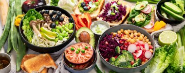 Sağlıklı vejetaryen salataları, vitaminli Buda kaseleri, antioksidanlar, arka planda protein. Üst görünüm, boşluğu kopyala. Panorama.