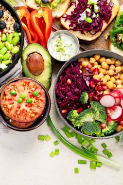 Sağlıklı vejetaryen salataları, vitaminli Buda kaseleri, antioksidanlar, arka planda protein. Üst görünüm, boşluğu kopyala. Boşluğu kopyala.