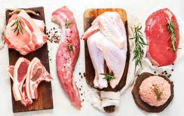 Çeşitli taze et türleri: domuz eti, sığır eti ve tavuk 