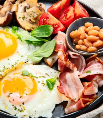 Yağda yumurta, sosis, pastırma ve tost ile tam İngiliz kahvaltısı. 