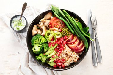 Arka planda kinoa, salatalık, brokoli, domates ve nohut olan Buda kasesi. Vejetaryen konsepti. Üst görünüm.