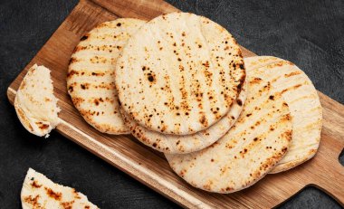 Koyu bir arka planda izole edilmiş Pita ekmeği. Geleneksel ve tipik Arap yemekleri.. 