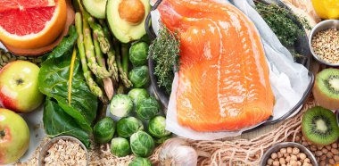 Taze meyve, sebze ve somon. Dengeli beslenme geçmişi. Beslenme, temiz yeme konsepti. Vitaminli ve mineralli diyet planı. Üst görünüm.