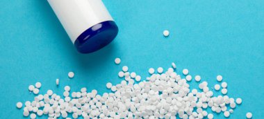 Renkli arka planda şeker ikamesi. Diyabetik konsept. Üst Manzara. Panorama, bayrak.