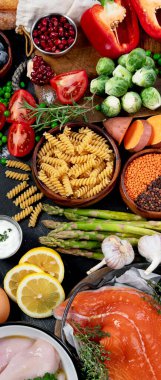 Karanlık arka planda sağlıklı yiyecek seçimi. Yemek yapmak için gerekli malzemeler. Detoks ve temiz diyet konsepti. Yüksek miktarda vitamin, mineral ve antioksidan içeren yiyecekler. Yaş karşıtı yiyecekler. Üst görünüm.