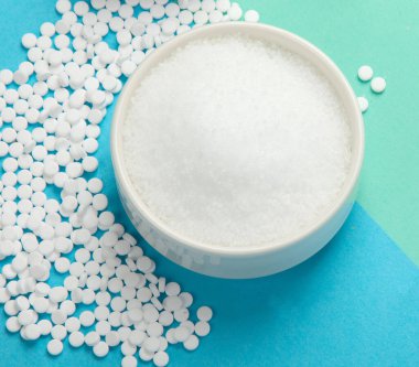 Renkli arka planda şeker ikamesi. Diyabetik konsept. Üst görünüm.