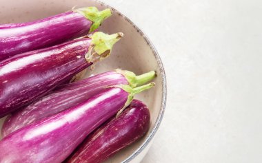 Beyaz arka planda taze patlıcan. Sağlıklı beslenmenin popüler bir bileşeni. Üst Manzara. Boşluğu kopyala.