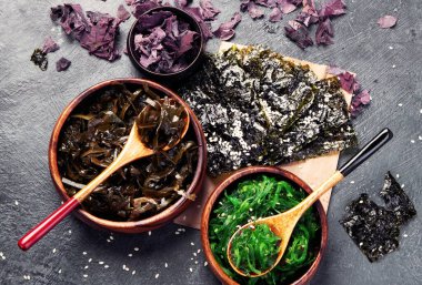 Esmer arka planda yosun çeşitleri. Sağlıklı atıştırmalıklar. Üst görünüm.