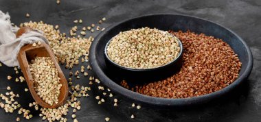 Koyu arkaplanda çiğ yeşil karabuğday. Yiyecek malzemeleri. Organik gıda kavramı. Üst manzara, panorama.