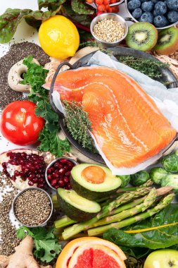 Taze meyve, sebze ve dengeli diyet gıda geçmişi. Beslenme, temiz yeme konsepti. Vitaminli ve mineralli diyet planı. Üst görünüm.