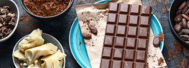 Kakao fasulyesi, pudra, kakao yağı ve çikolata. Üst Manzara. Panorama.