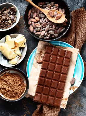 Kakao fasulyesi, pudra, kakao yağı ve çikolata. Üst görünüm.
