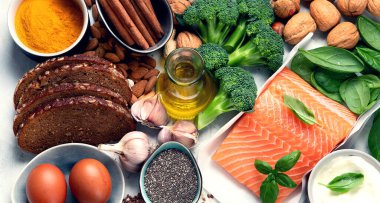 Kolesterol diyeti, yüksek miktarda antioksidan, vitamin ve gri arka planda mineraller. Üst görünüm.