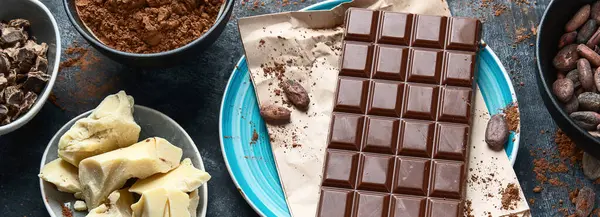 Kakao fasulyesi, pudra, kakao yağı ve çikolata. Üst Manzara. Panorama.