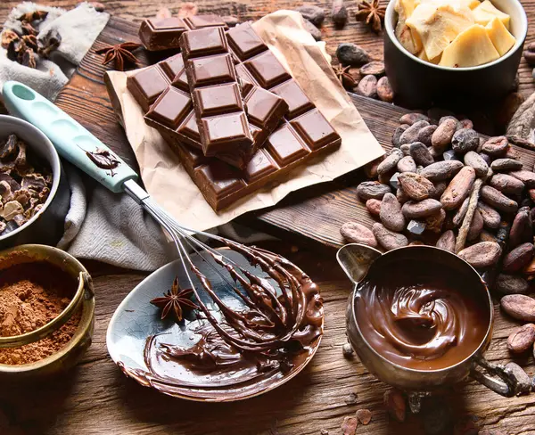 Kakao fasulyesi, pudra, kakao yağı, çikolata ve çikolata sosu. Üst görünüm.