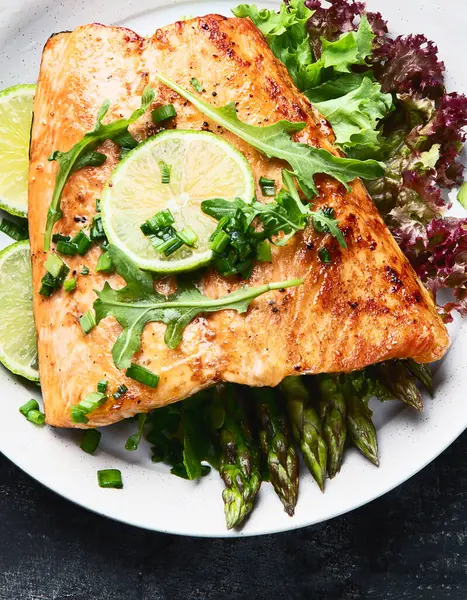 Siyah arka planda sebzeli ızgara somon. Üst görünüm.