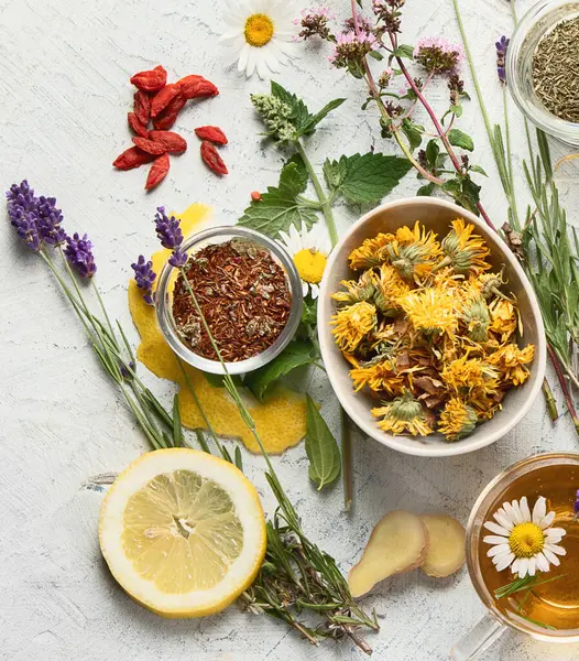 Çeşitli bitkisel çay çeşitleri. Beyaz arka planda doğal şifalı bitkiler. Üst görünüm.