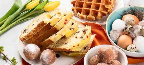 Paskalya yemeklerinin çeşitleri. Şekerli Paskalya yumurtaları tabakta. Üst görünüm. 