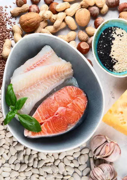 Gri arkaplandaki en yüksek fosforlu yiyecekler. Sağlıklı beslenme konsepti. Üst görünüm.