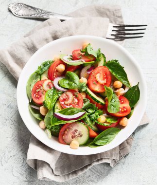 Gri arka planda sağlıklı sebze salatası. Sebze aperatifi. Vejetaryen ve vejetaryen menüsü. Temiz ve detoks yeme konsepti. Üst görünüm. 