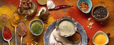 Yemek pişirmek için renkli baharatlar. Hint baharatları arka planı. Üst Manzara. Panorama.