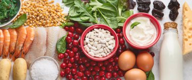 İyot içeren sağlıklı yiyecekler. Balık, sebze, süt. Üst Manzara. Sağlıklı beslenme. Panorama.