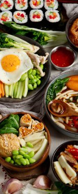 Geleneksel Kore yemekleri. Bibimbap, geleneksel Kore yemeği, pirinç, sebze, beyaz arka planda Kimchi. Üst görünüm.