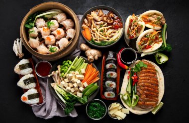 Siyah arka planda servis edilen Asya yemekleri. Asya yemekleri konsepti. Üst görünüm.