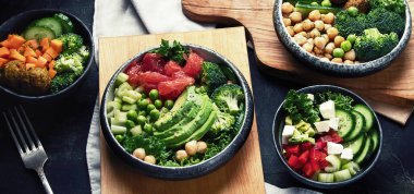 Sağlıklı vejetaryen sofrası. Sağlıklı aşçılık kavramı. Temiz yemek, vejetaryen yemeği. Üst Manzara. Panorama.