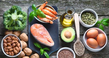 Omega 3 ve sağlıklı yağ kaynakları. Deniz ürünleri, sebzeler, fındık ve tohumlar da dahil olmak üzere yüksek yağ asitleri içeren yiyecekler