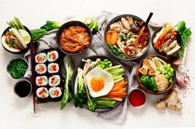Geleneksel Kore yemekleri. Bibimbap, geleneksel Kore yemeği, pirinç, sebze, beyaz arka planda Kimchi. Üst görünüm.