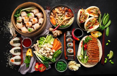 Siyah arka planda servis edilen Asya yemekleri. Asya yemekleri konsepti. Üst görünüm.