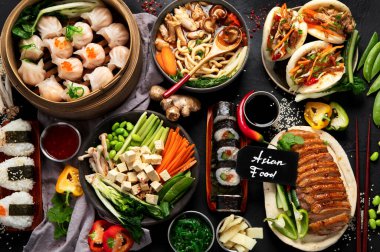 Siyah arka planda servis edilen Asya yemekleri. Asya yemekleri konsepti. Üst görünüm.