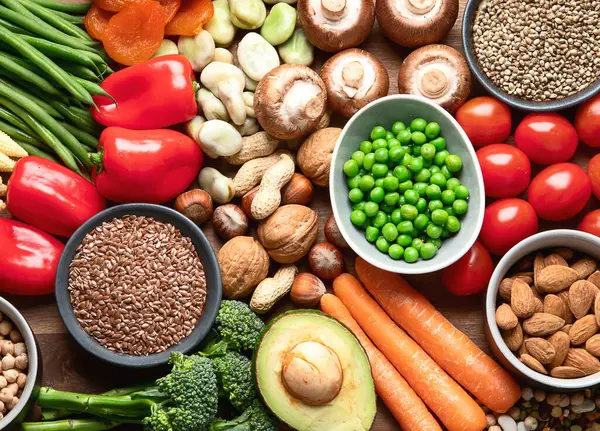 Tahta arka planda yüksek miktarda antioksidan, karbonhidrat ve vitamin içeren yiyecekler. Temiz ve detoks yeme, alkalin diyeti, vejetaryen konsepti. Üst görünüm.