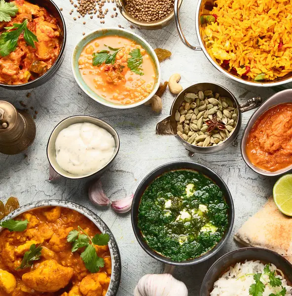 Gri arka planda geleneksel Hint yemekleri. Hint mutfağı. Üst görünüm.