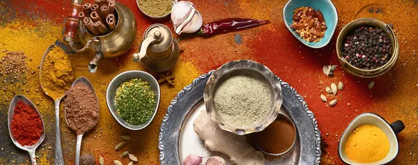 Yemek pişirmek için renkli baharatlar. Hint baharatları arka planı. Üst Manzara. Panorama.