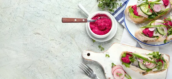 Smorrebrod, geleneksel Danimarka açık yüzlü sandviçleri gri arka planda. Üst Manzara. Kopyalama alanı olan Panorama.