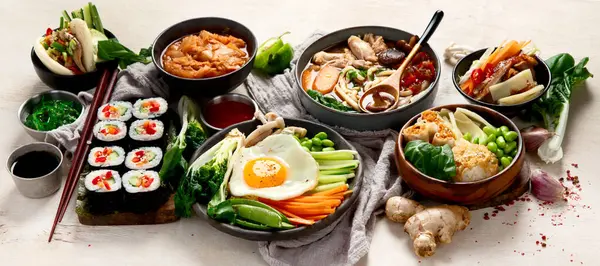 Geleneksel Kore yemekleri. Bibimbap, geleneksel Kore yemeği, pirinç, sebze, beyaz arka planda Kimchi. Üst Manzara. Panorama.