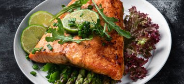 Siyah arka planda sebzeli ızgara somon. Üst Manzara. Panorama.