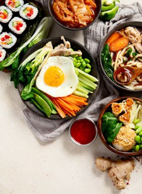 Geleneksel Kore yemekleri. Bibimbap, geleneksel Kore yemeği, pirinç, sebze, beyaz arka planda Kimchi. Üst Manzara. Boşluğu kopyala.