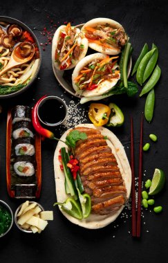 Siyah arka planda servis edilen Asya yemekleri. Asya yemekleri konsepti. Üst Manzara. Boşluğu kopyala.